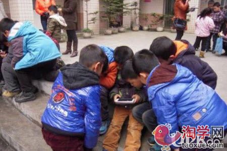 小学生把手机带到学校去家长怎么处理